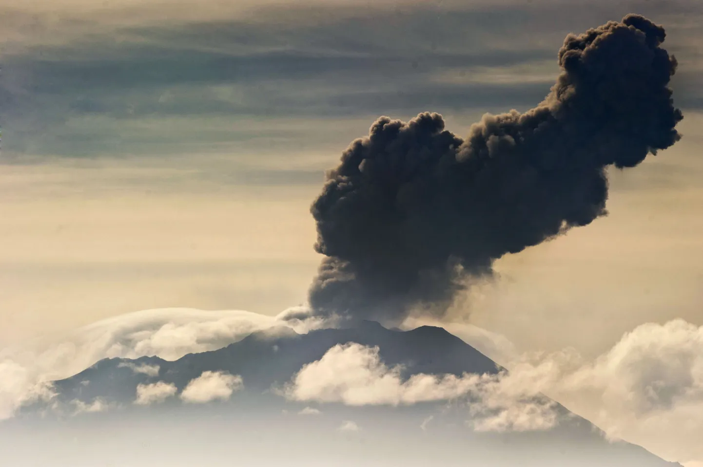 Ubinase vulkaan möödunud aprillis.