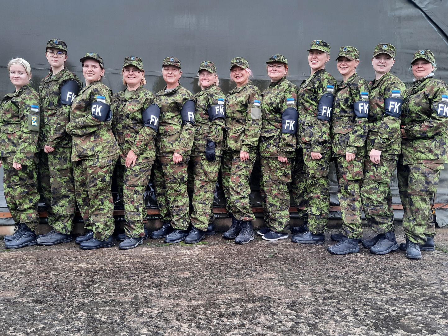 Tartu linnavolinik Loone Ots (paremalt viies) koos teiste naiskodukaitsjatega panustab praegu Tapal sellesse, et reservväelaste varustus saaks komplekteeritud.