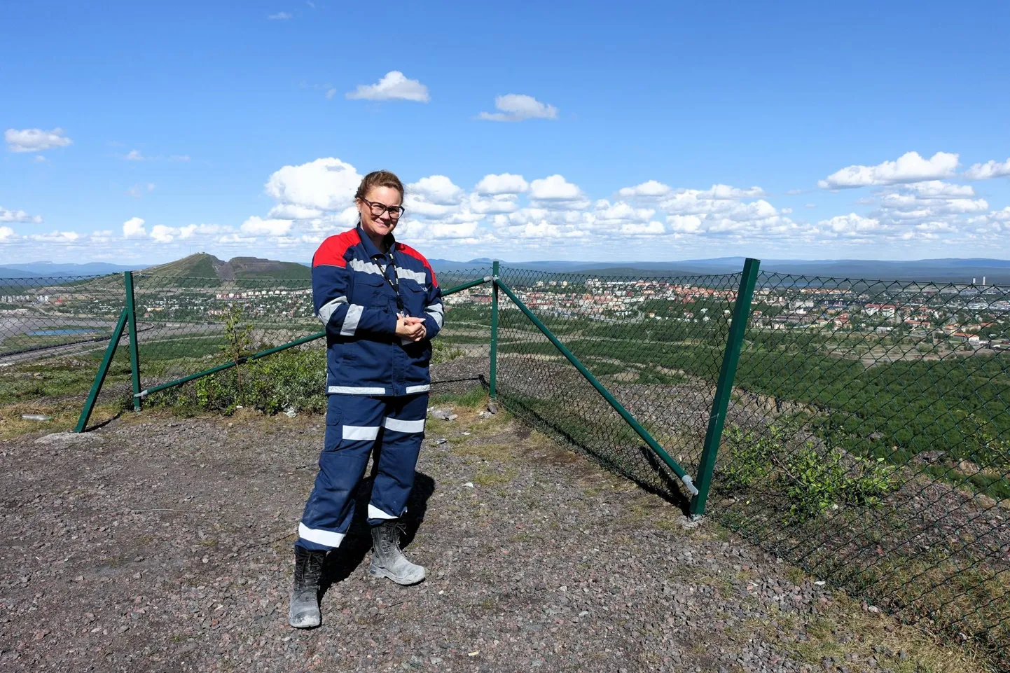 LKABi kõneisik Ulrika Huhtaniska Kiruna linna kohal kõrguva Kirunavaara mäe otsas, mille all olevast maardlast on maaki kaevandatud üle 120 aasta. Firma soovib kaevandust laiendada ka linnast põhja poole.