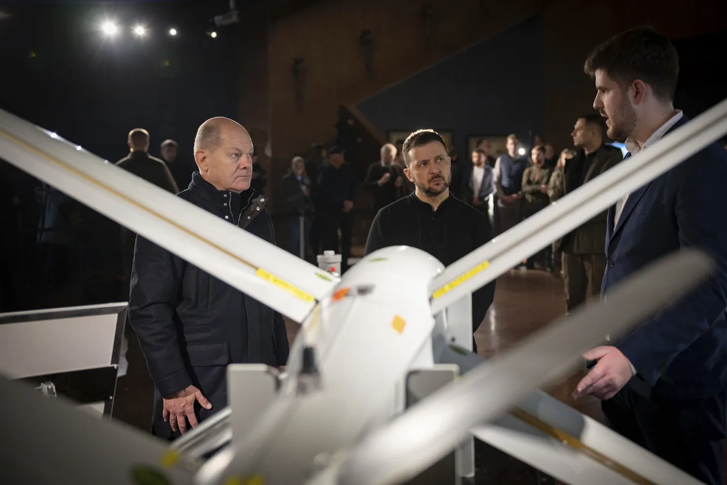 Ukraina president Volodõmõr Zelenskõi ja Saksa kantsler Olaf Scholtz Kiievi droonitehases 2. detsembril 2024. a.