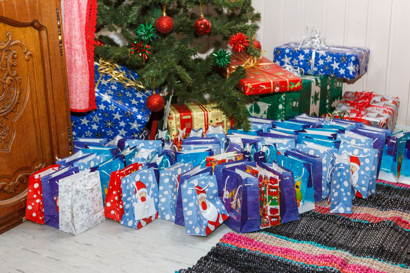 Kõik Valgamaa omavalitsused toovad jõulurõõmu kingipakkide kaudu nii lastele kui eakatele. Teele saadetakse kopsakatele kommipakkidele lisaks ka meepurke. Samuti korraldatakse  jõulu- ja aastalõpupidusid.