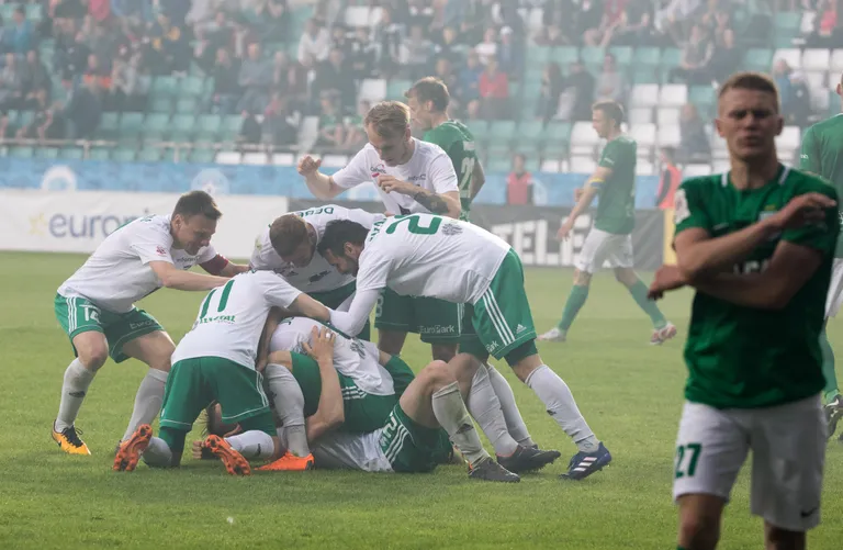 FC Levadia rõõmusta 90+4. minutil löödud 2:2 viigivärava üle, Floral osaks jääb ahastus.