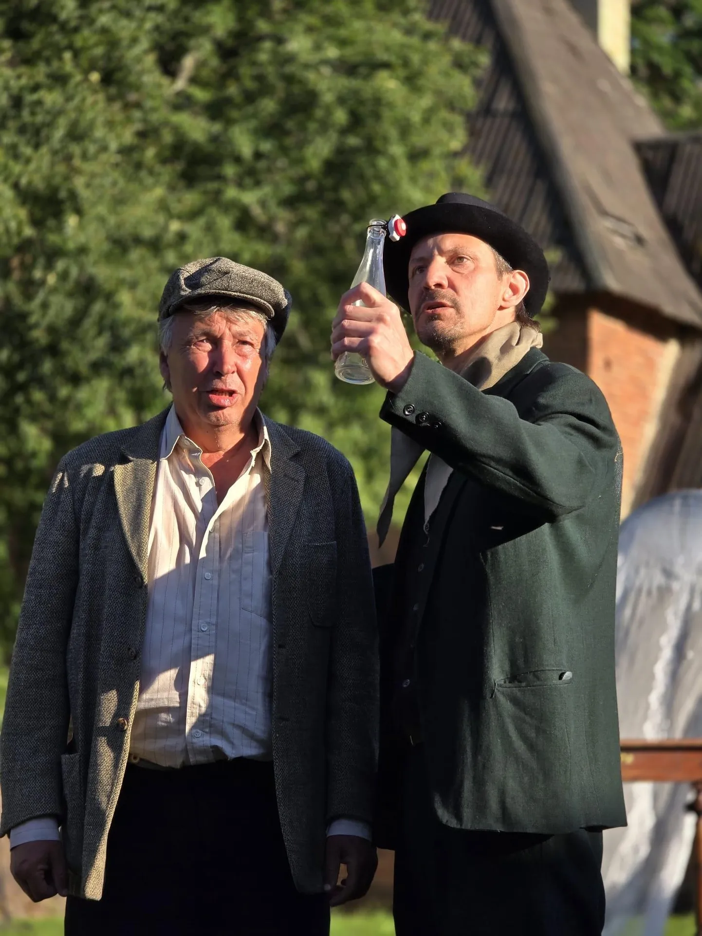 «Öö õigust» tõlgendavad pudeli toel taluperemees ja vallavanem Tõnis Rõuk (Eduard Salmistu) ja Ojastu mõisavalitseja Jüri Laugats (Indrek Saar).