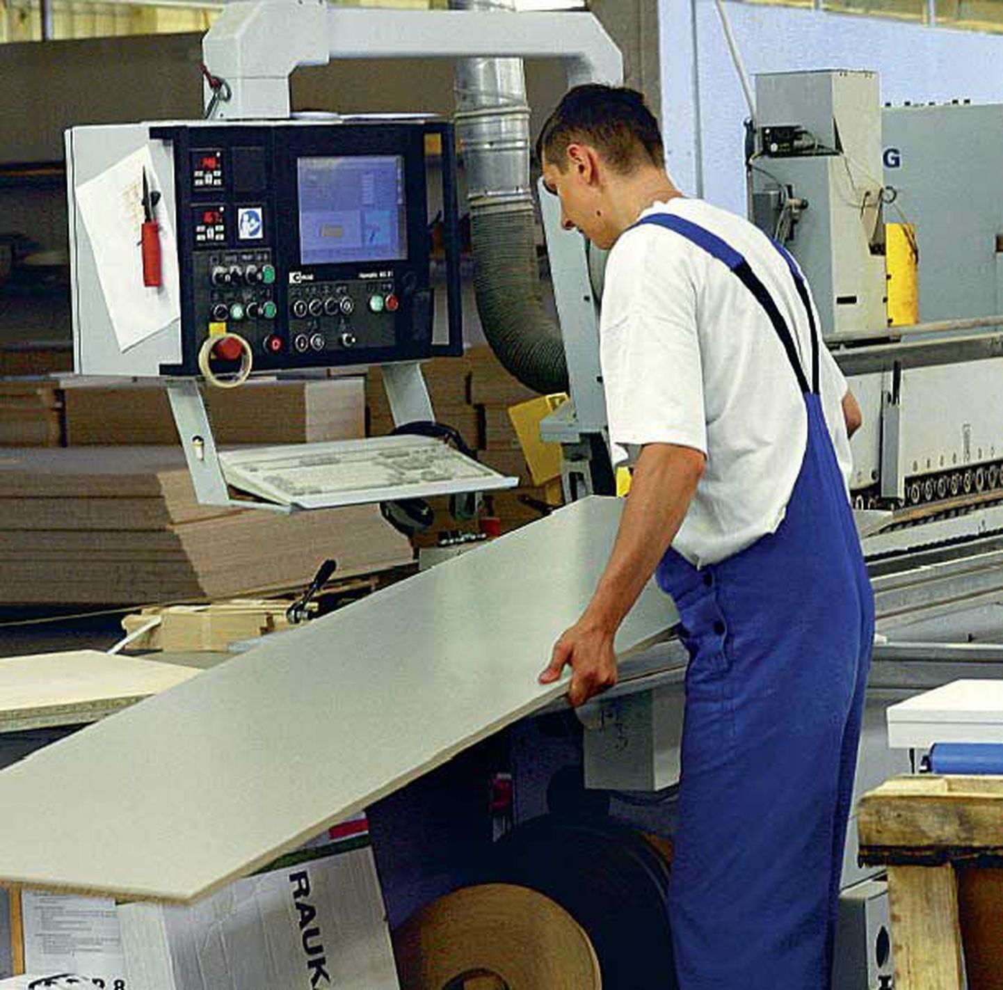 Standardi mööblitööstus on üks ettevõtetest, kes on teatanud tootmise kokkutõmbamisest.