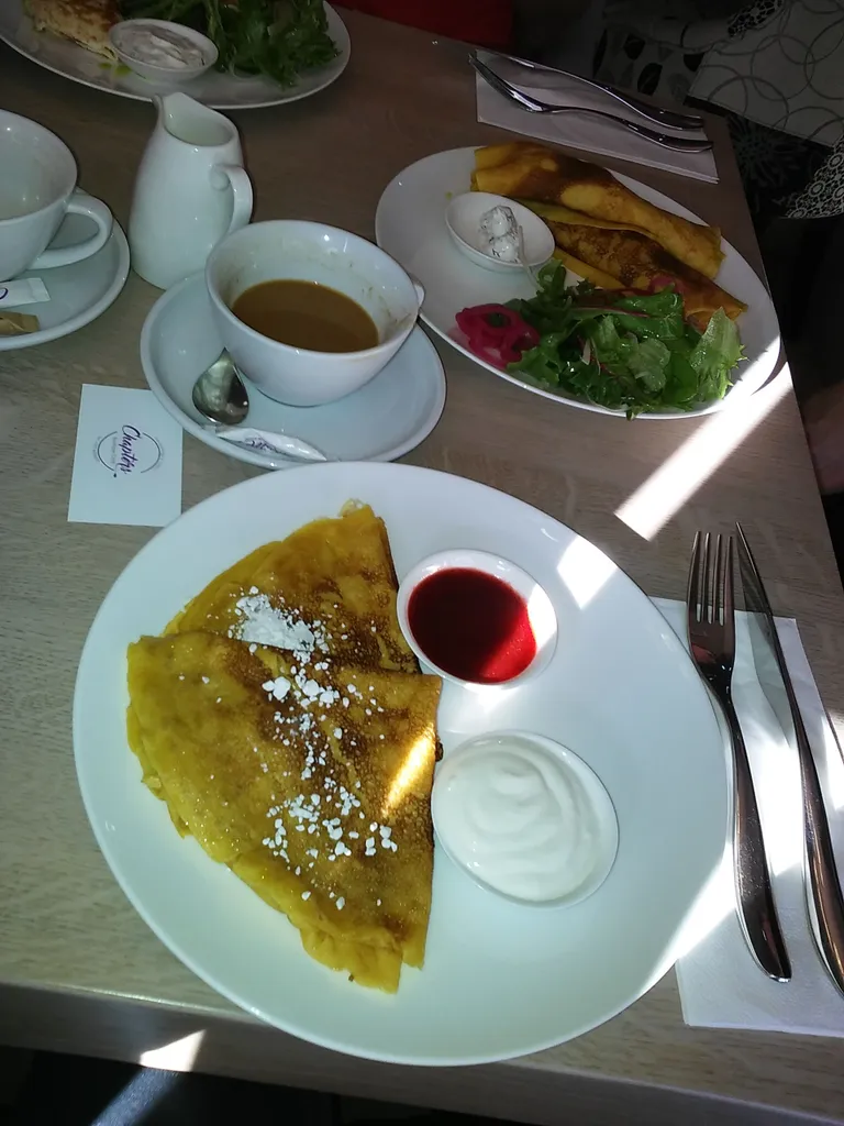 Завтрак в Chapters Boutique Café.