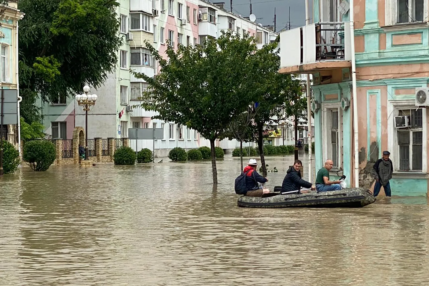 Tänavad on enam kui meetrise veekihi all.