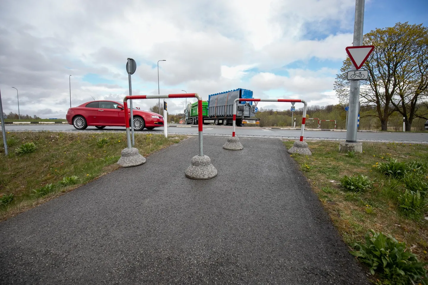 Kergliiklusteede kõige tüütumad ohutuspiirded asuvad ringristmike juures, kus need on kergliiklejate hinnangul sõiduteele liiga lähedal.