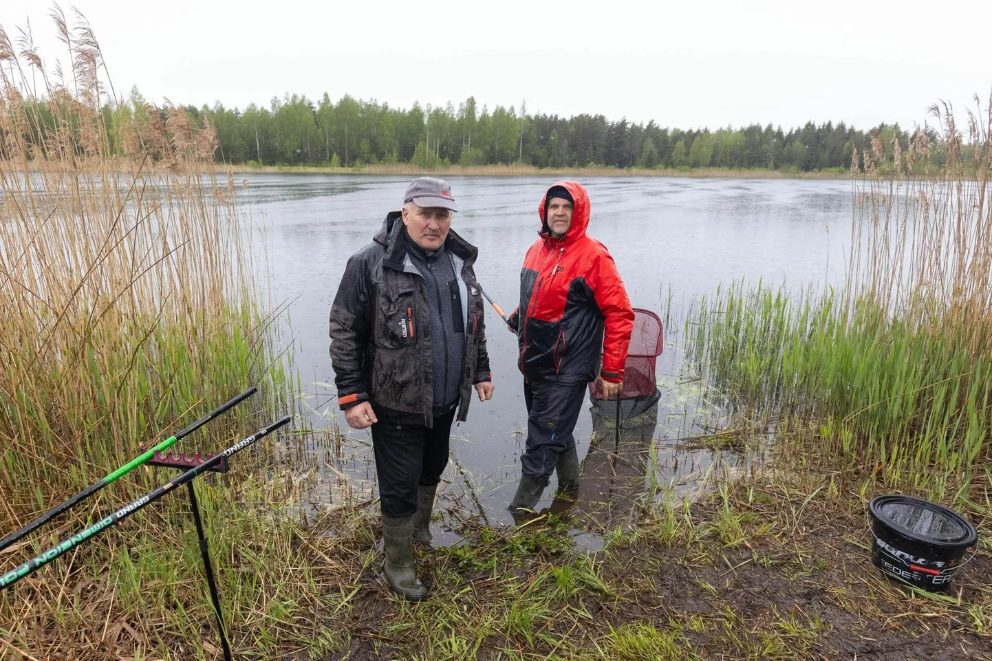 Tarbja järv on Eesti õngitsejate seas üks lemmikuid, kus kevadel on mitmeid kalapüügivõistlusi. Paide Kevadsärje võistlust korraldasid kogenud kalamehed Valeri Sirotin (vasakul) ja Veikko Luts.
