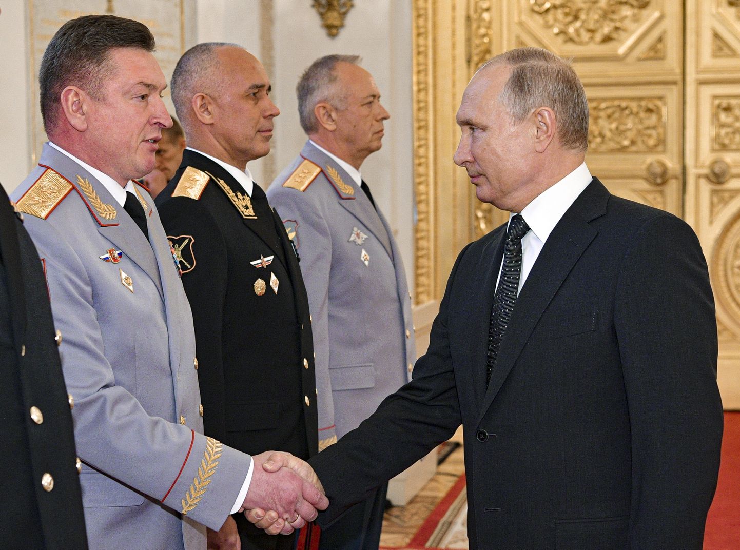 Putin surub kindral Aleksandr Lapini kätt 31. mail 2018. Lapinist sai äsja Venemaa maavägede peastaabi ülem.