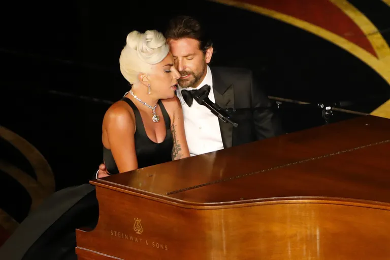 Lady Gagat ja Bradley Cooperit nähti Oscari-galal kandmas tundeküllaselt ette pala «Shallow» filmist «A Star Is Born», mis kandideeris Oscarile