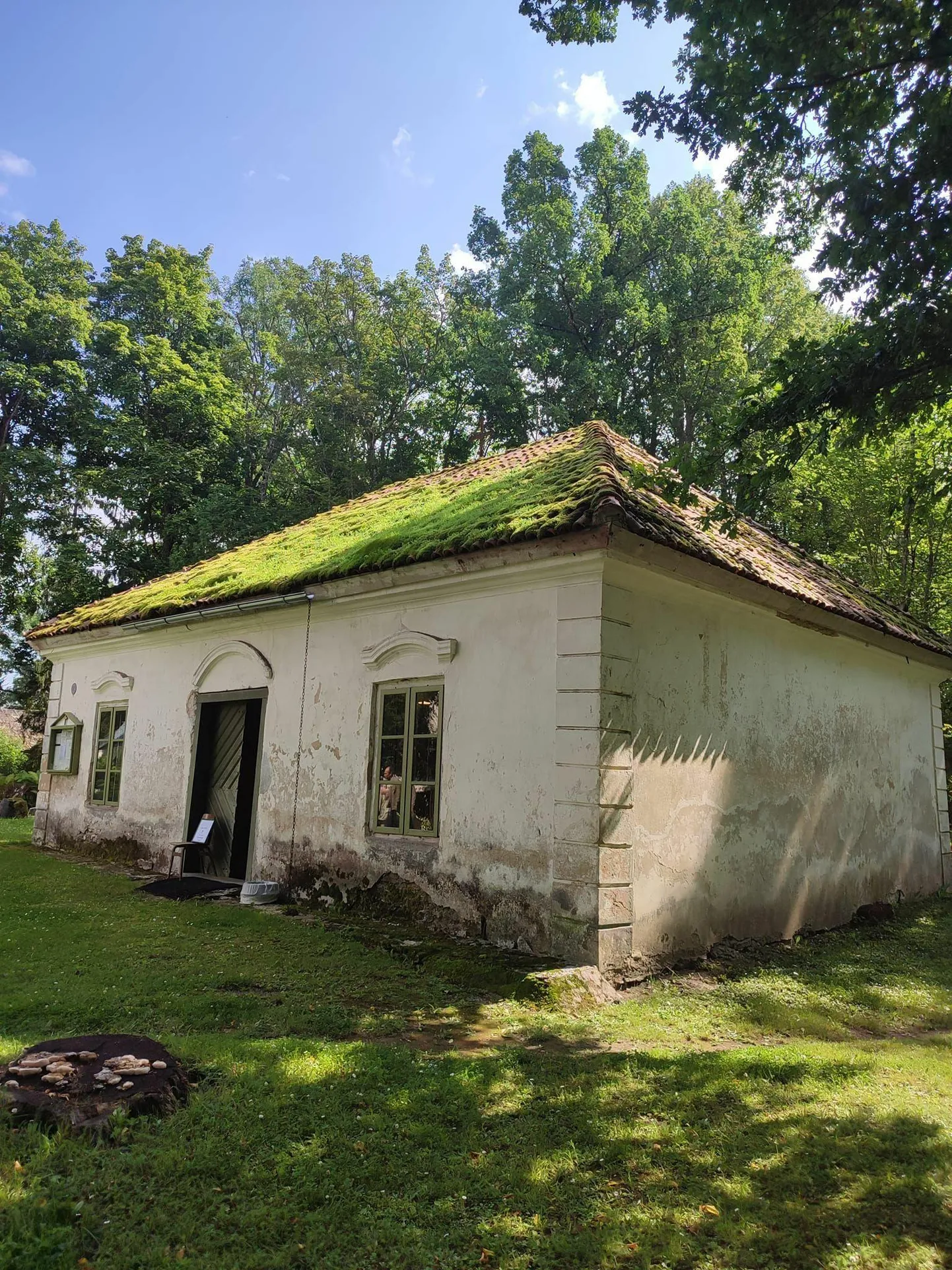 Ambla kirikuaia kabeli katuse remondi tarvis eraldas muinsuskaitseamet 30 260 eurot.