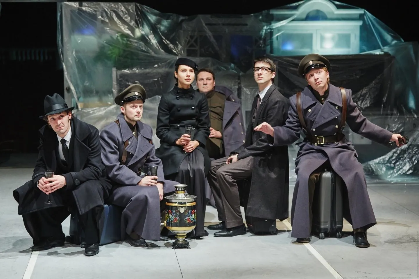 Hetk Novosibirski teatri Krasnõi Fakel lavastusest «Kolm õde».