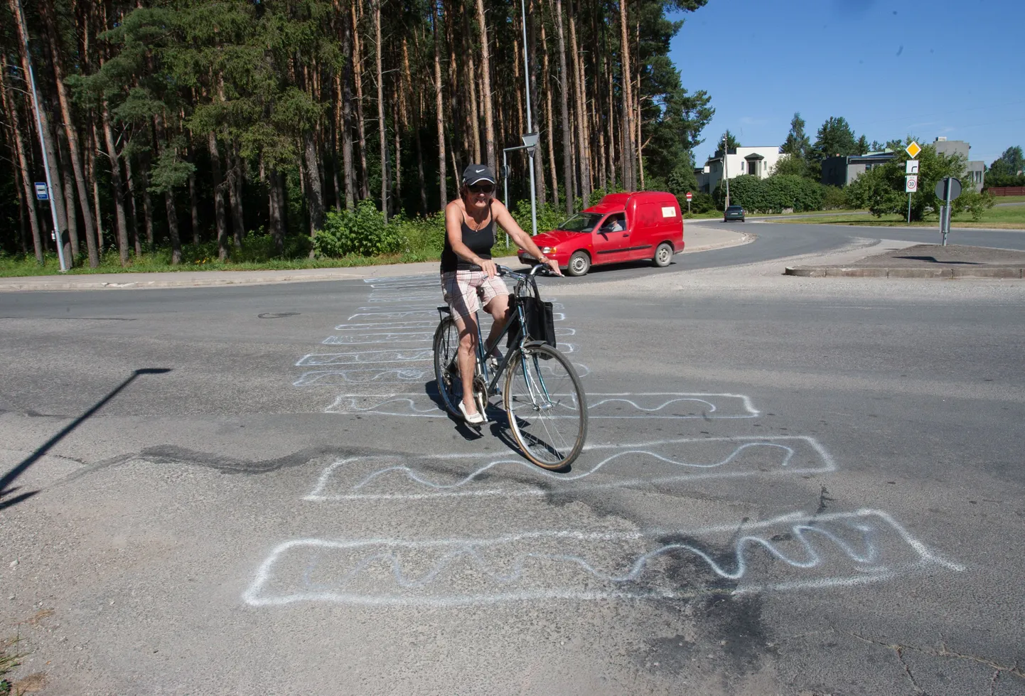 Linnuriigis on liiklejad maha joonistanud omaalgatusliku ülekäiguraja.