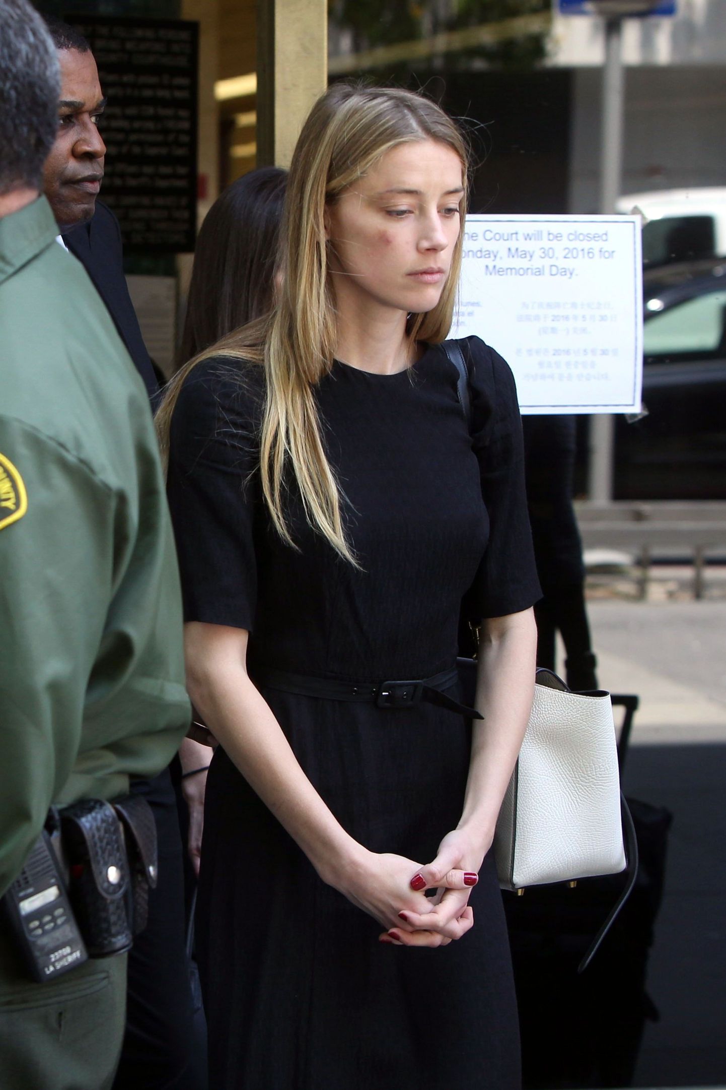 Amber Heard väljumas 27. mail Los Angelese kohtumajast. Näitlejanna väidab, et abikaasa Johnny Depp ründas teda