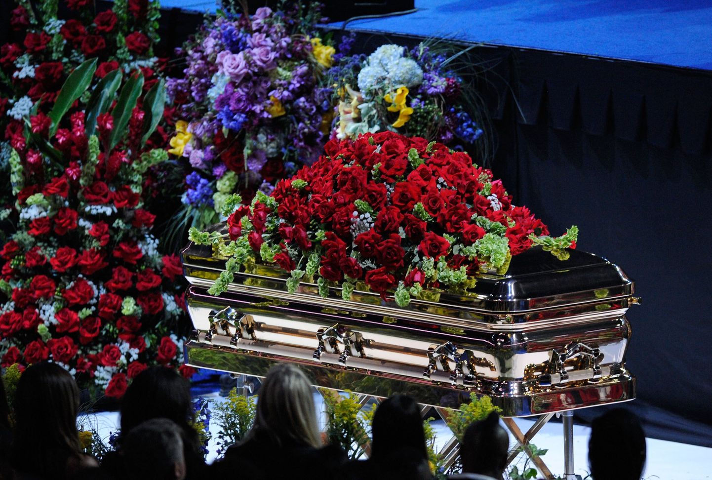Väidetavalt on popstaar Michael Jackson lõpuks maha maetud