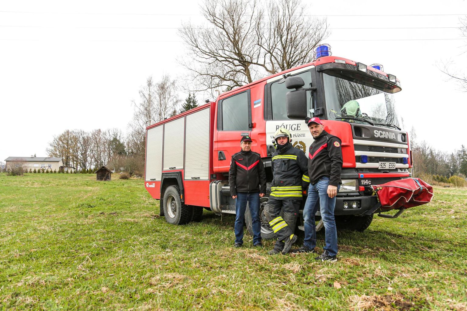 Rõuge vabatahtlikud päästjad Tehnika tänava ääres, kuhu hakatakse ehitama pritsumeeste uut depood.
