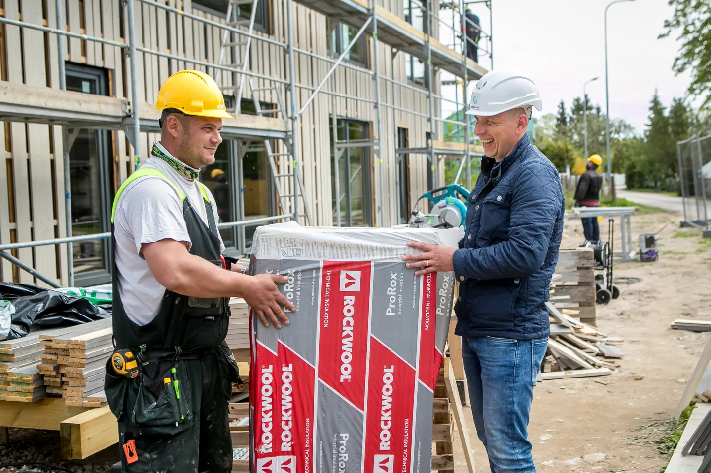 DEFITSIIT MÕJUTAB: Hinnaralli ehitusmaterjalide turul on mõjutanud ka OÜ Spetsiaalne tööd, tõdevad ehitaja Tiit Martinson ja projektijuht Janar Remmelg.