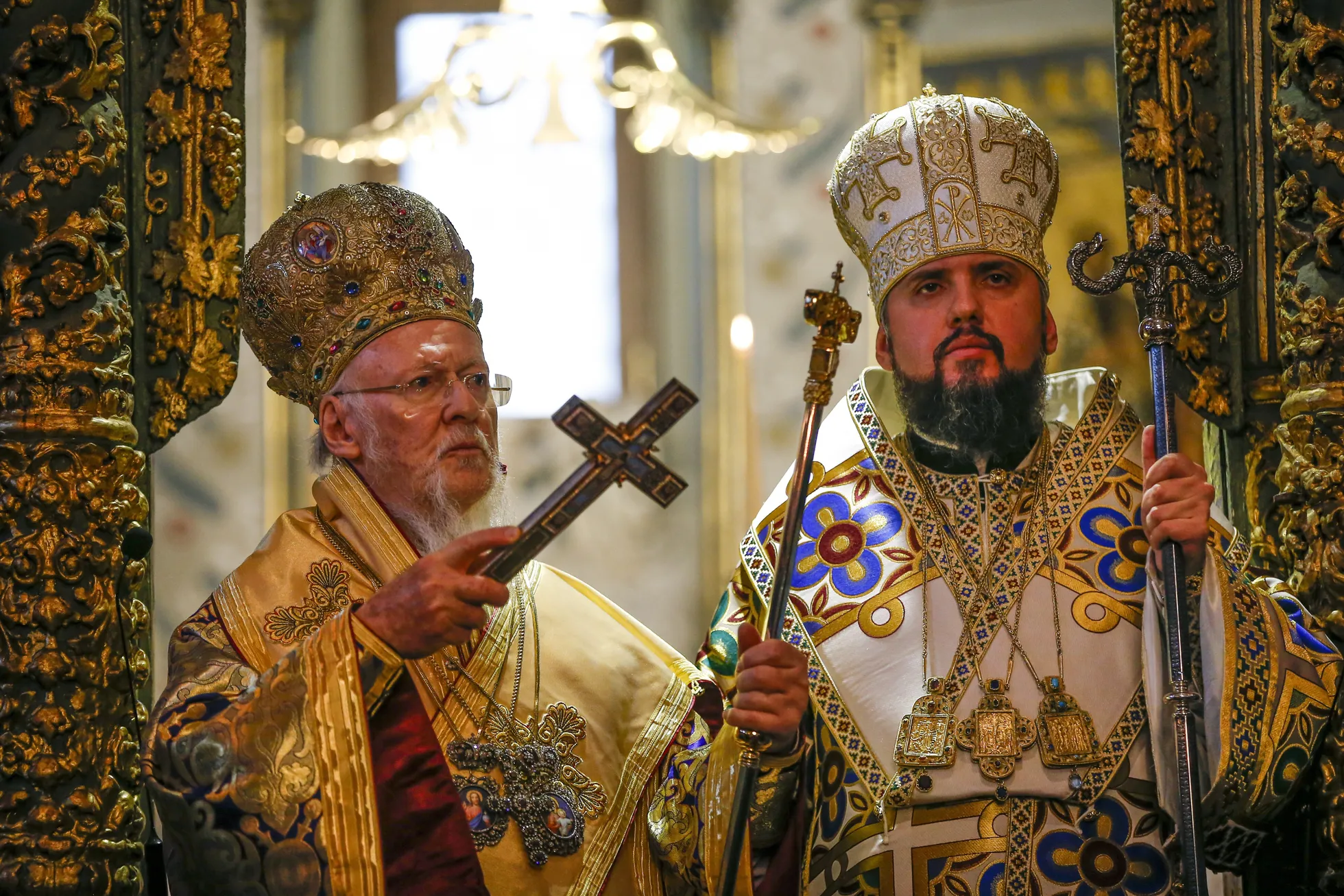 Konstantinoopoli patriarh Bartholomeus (vasakul) ja Ukraina õigeusu kiriku juht metropoliit Epifanius jumalateenistusel pärast Ukraina õigeusu kiriku iseseisvust tunnistanud tomose esitlemist.