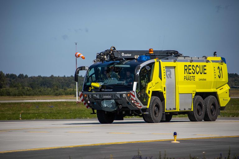 Kaitseväe päästeauto Elviine Ämari lennuväljal.