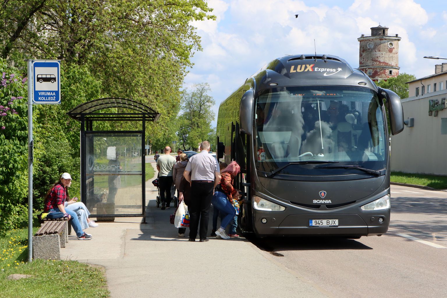 Автобусы "Lux Express" уже почти полгода забирают пассажиров на остановке "Virumaa kolledž" или у бывшей аптеки. Людям приходится ждать междугородного рейса в некомфортных условиях.