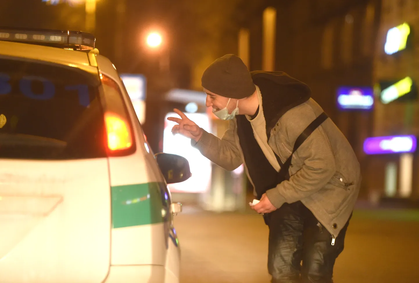 Rīgas pašvaldības policijas darbinieki reida laikā kontrolē, kā tiek ievēroti jaunie komandantstundas ierobežojumi, kad valstī izsludināta ārkārtējā situācija, lai ierobežotu Covid-19 vīrusa izplatību.