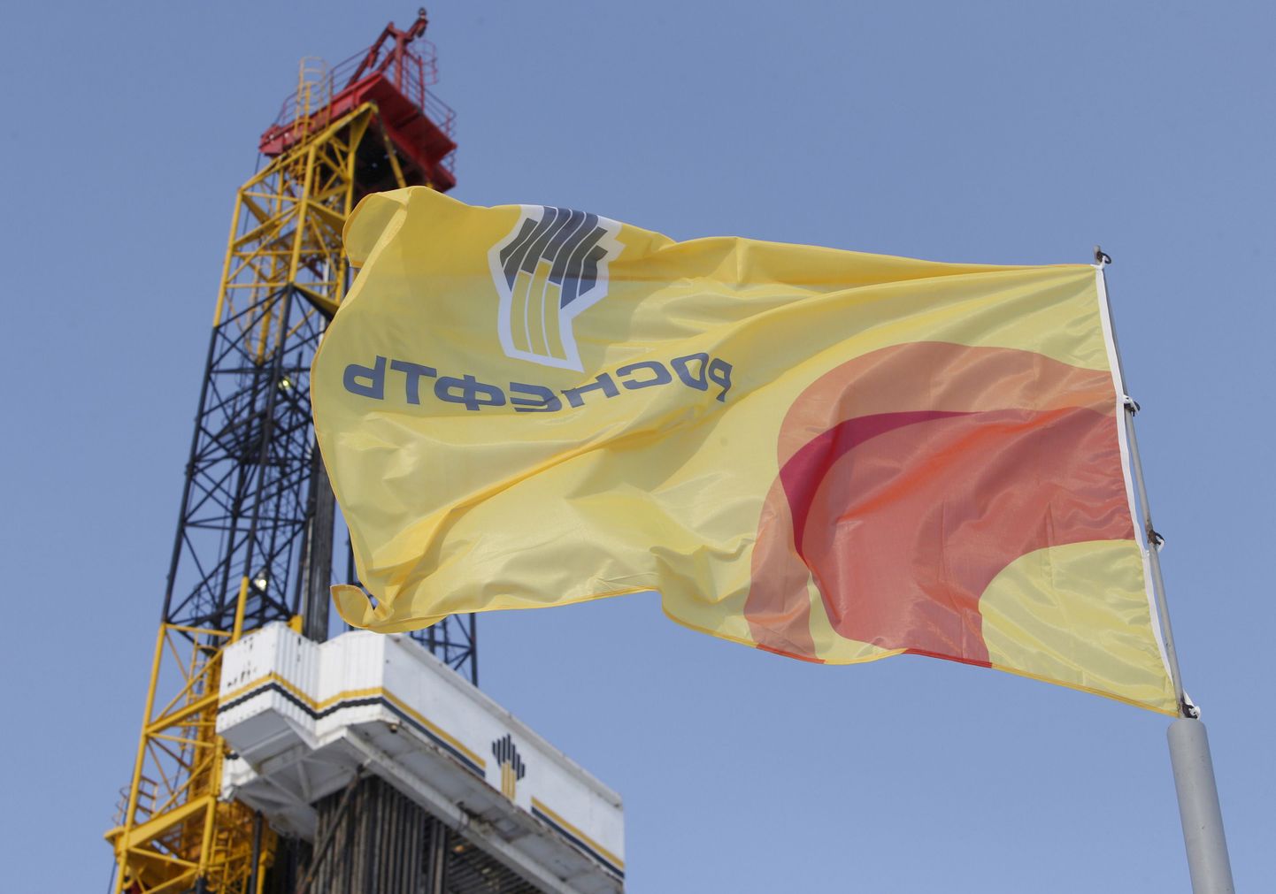 Rosnefti logoga lipp naftapuurtorni juures.