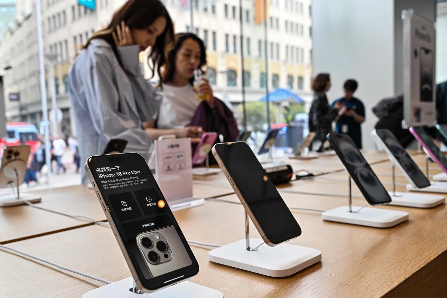 Hiinas valmistatud Apple'i nutitelefonid pääsevad vähemalt esialgu USA 125-protsendilisest tollimaksust.