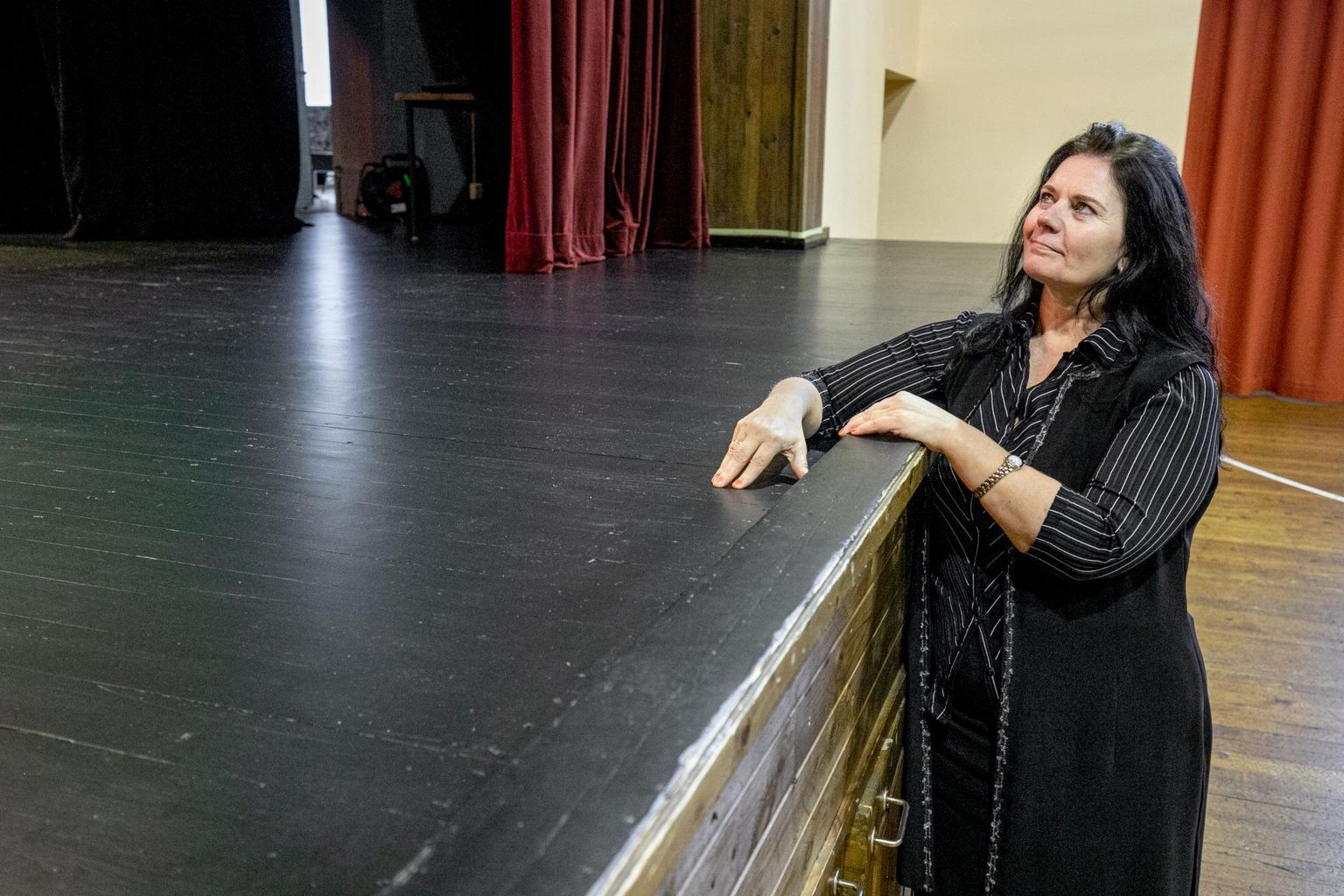 “Siin on peal kahekomponentne teatrilavade lakk,” näitab Kõmsi rahvamaja juhataja Lea Mäeorg lava äsja uuendatud põrandat.