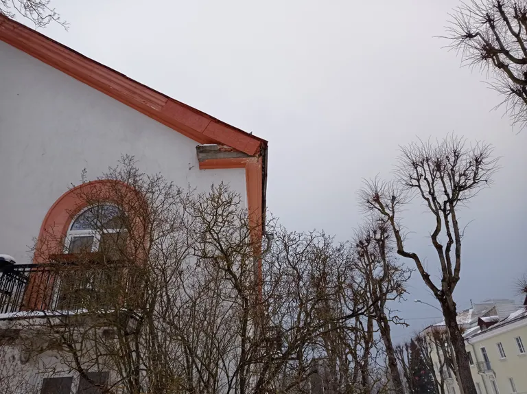Тот же дом, но после окраски заплатки.