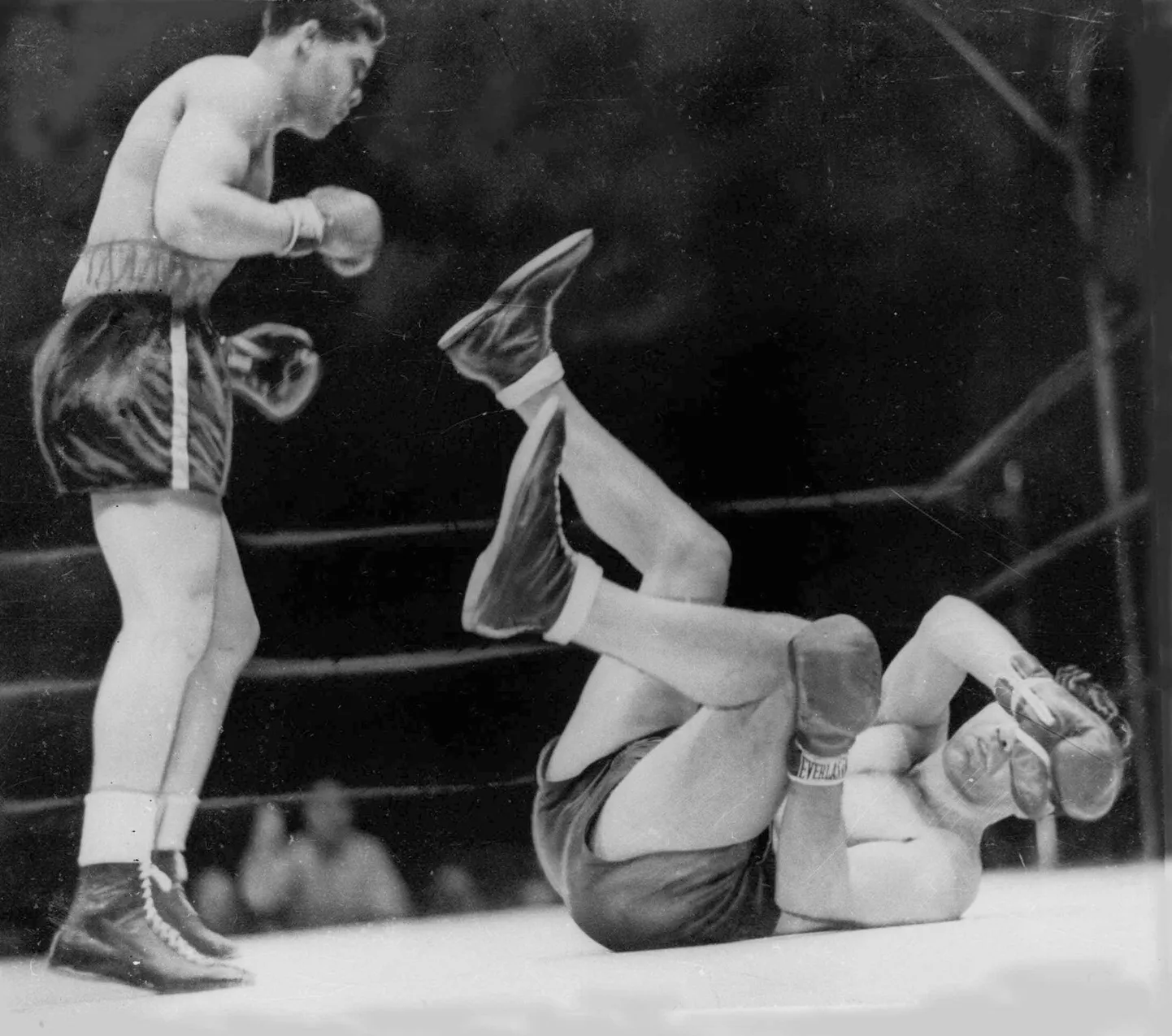 Joe Louis (vasakul) on 1938. aasta raskekaalu tiitlimatšis nokauteerinud Max Schmelingu.