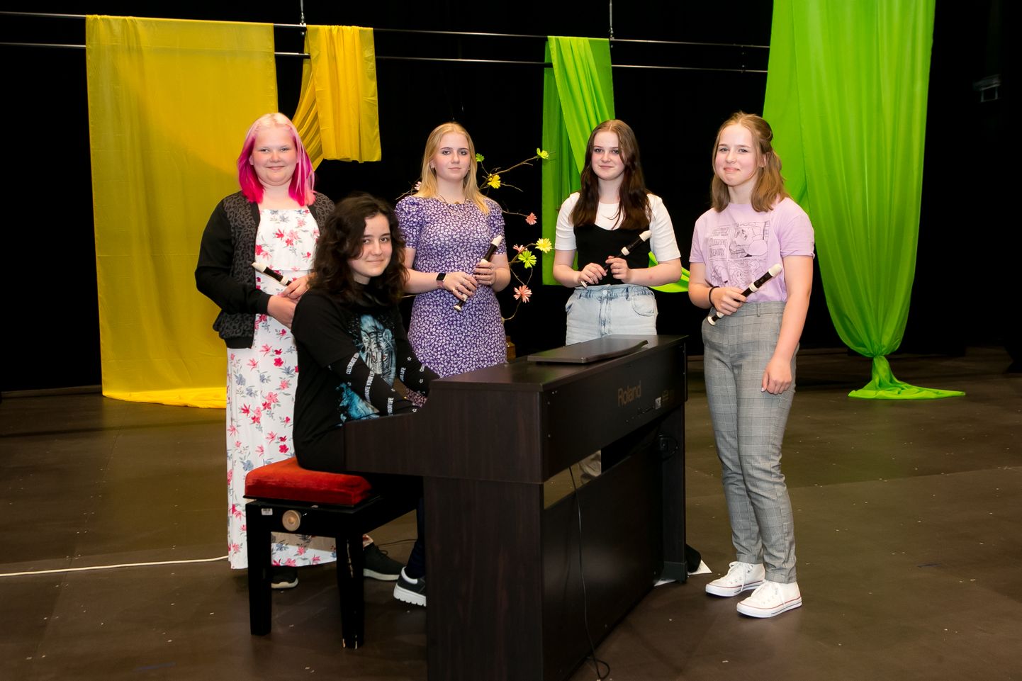 KONTSERDIPROOVI EEL: Lisandra Tamm (klaveri taga), Lisette Avik, Eliise Kirs, Emma Laanemägi ja Janette Jaansalu.