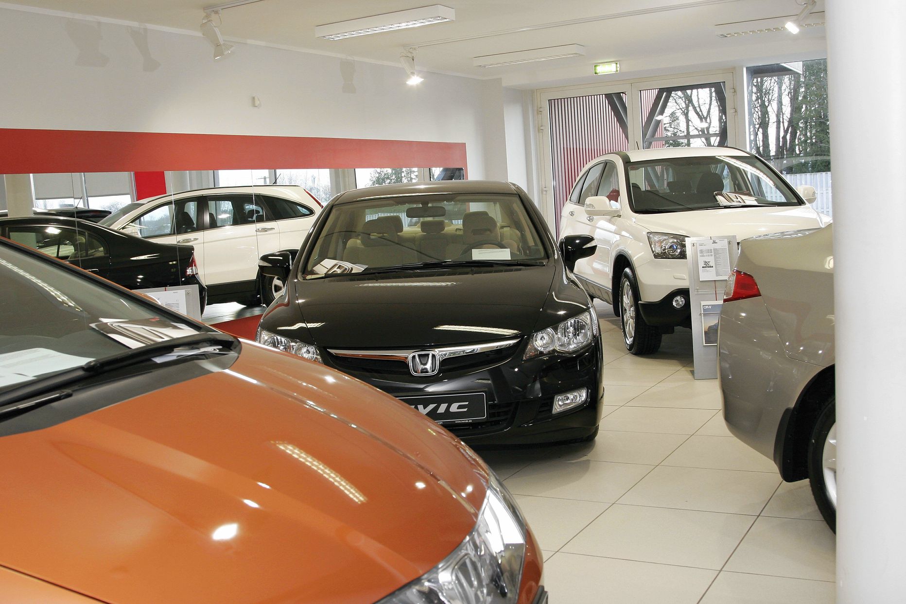 Kui lõunanaabrid eelistavad sõidukeid osta müügiplatsilt, siis Eestis käiakse autopoes.