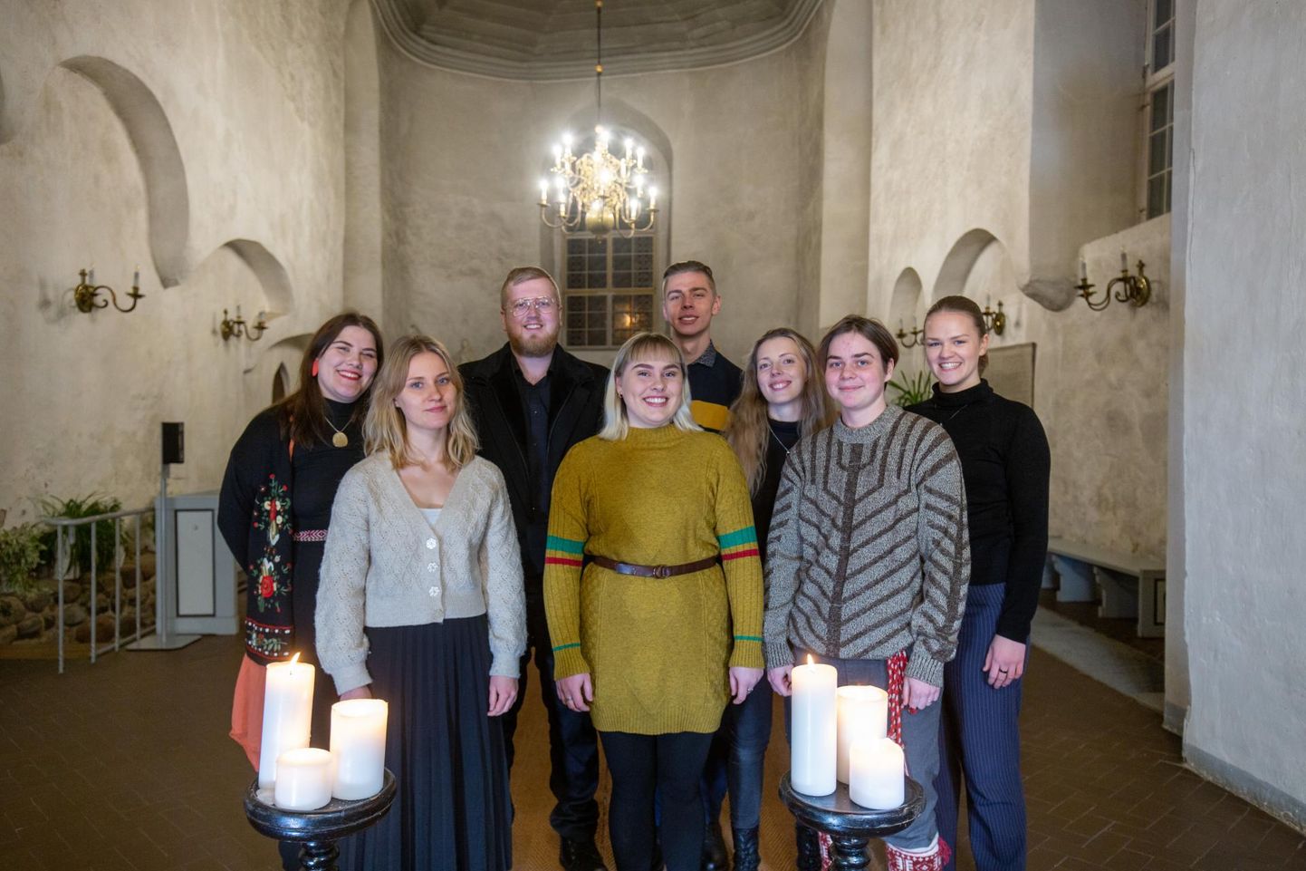 Viljandi kultuuriakadeemia pärimusmuusika eriala tudengid tulid kaheksakesi kokku, et laulda inimestele mõned regivärsilised jõululaulud.