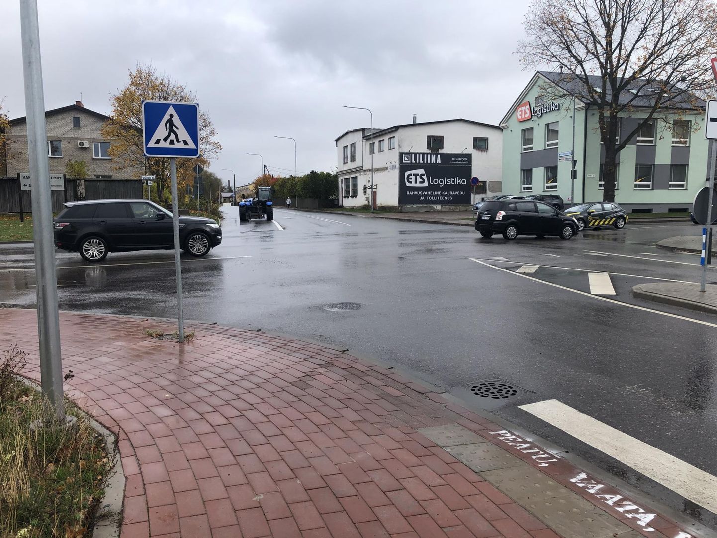 Jalgadele valu: Jaama ja Võidu tänava ristmik Rakveres, vasakule jääb raudteeülesõidukoht.