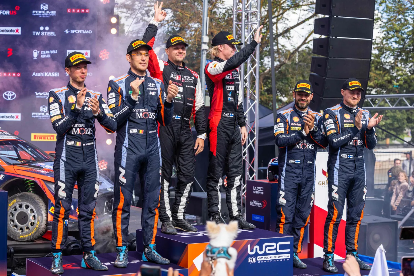 Rally Estonia esikolmik. Vasakult: Martijn Wydaeghe, Thierry Neuville, Jonne Halttunen, Kalle Rovanperä, Janne Ferm ja Esapekka Lappi.