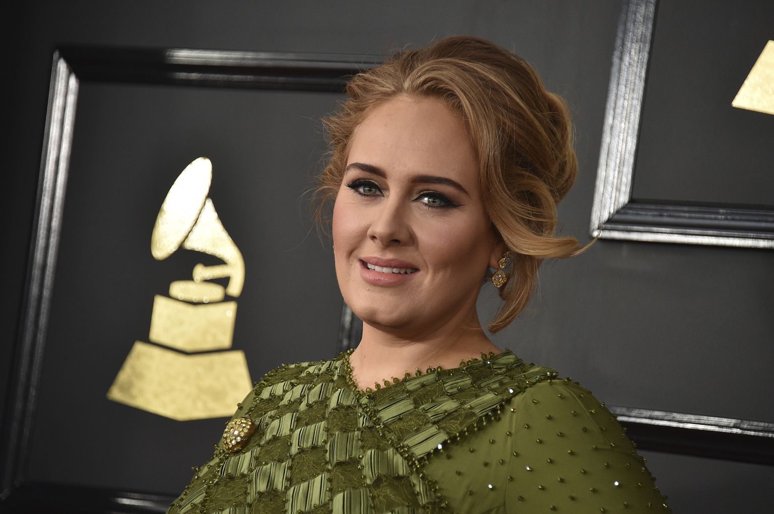 Adele "Grammy" balvu pasniegšanas ceremonijā 2017. gadā.