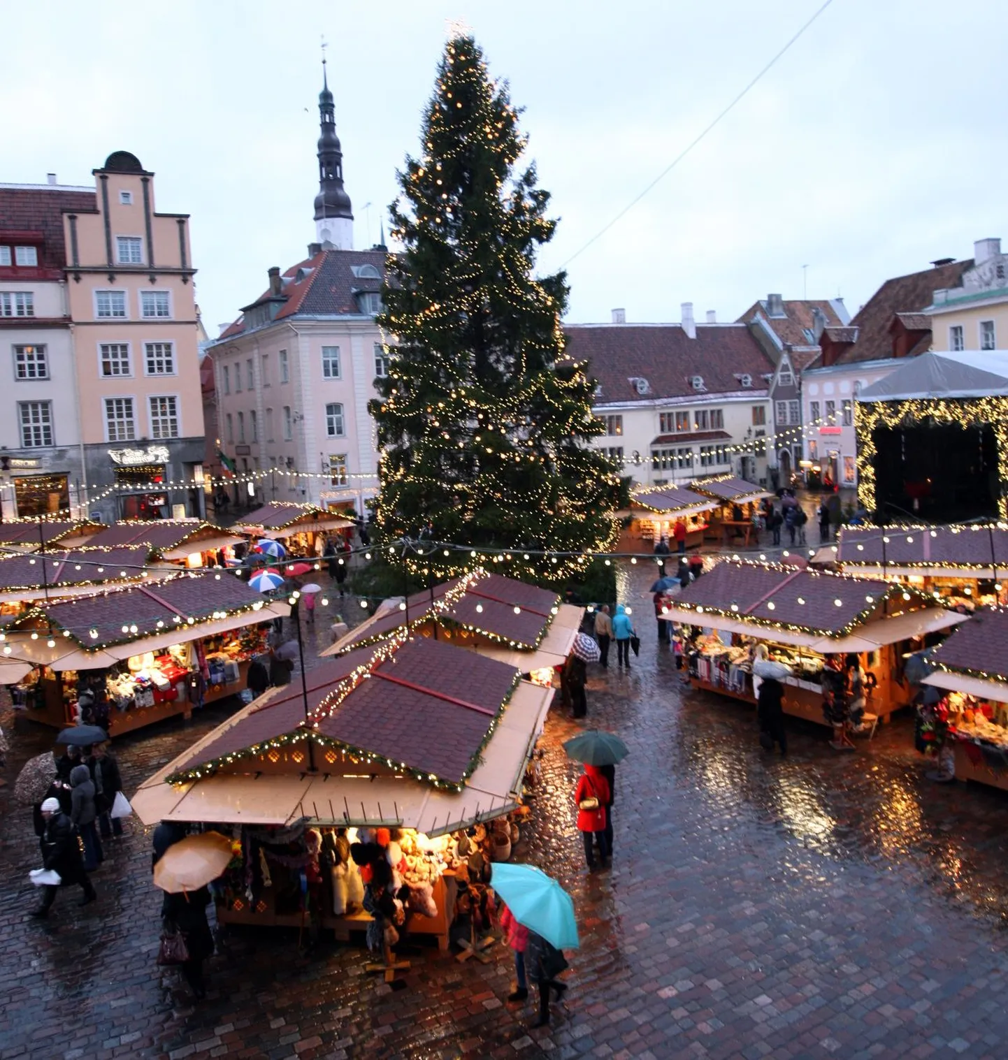 Рождественский рынок на Ратушной площади Таллинна.