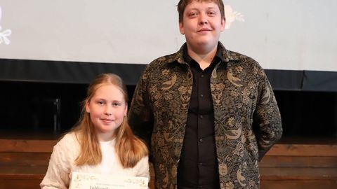 Koeru vilistlased tänasid tublisid õpilasi väikse rahasüstiga