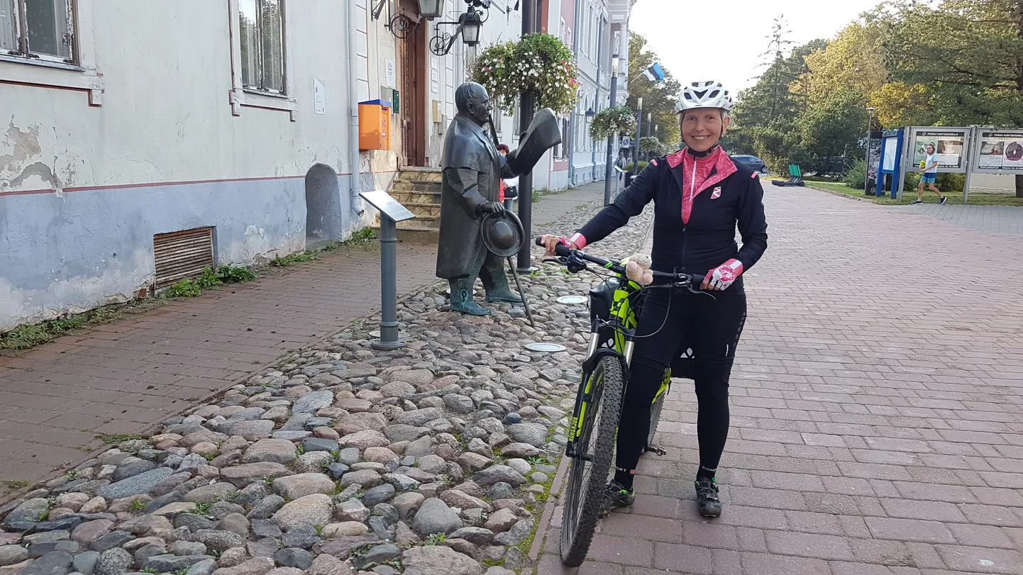 Pikaajaline haridustöötaja Vaike Kukk sõidab jalgrattal läbi Eesti, et toetada ühes teiste partneritega ellujääjaid ehk neid, keda on lapsepõlves seksuaalselt väärkoheldud.