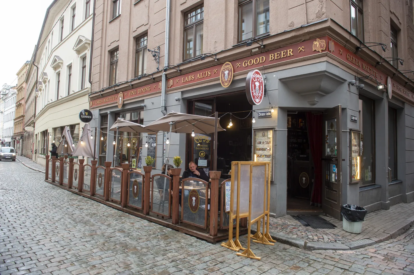 Kafejnīcas vasaras terase Vecrīgā.
