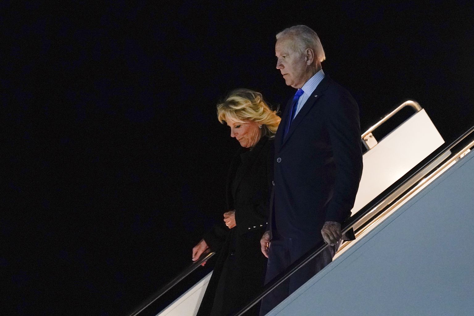 USA president Joe Biden ja esileedi Jill Biden saabusid Londoni Stanstedi lennujaama.