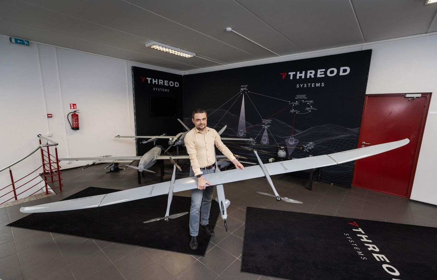 Эстонская компания Threod Systems отправила в Украину более полусотни наблюдательных дронов, которые могут находиться в воздухе до трех часов и летать на расстоянии до 50 километров. На фото Арно Вайк, глава компании Threod Systems, производящей разведывательные дроны.