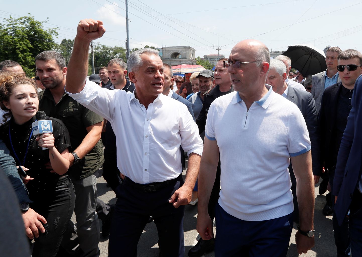 Moldova Demokraatliku Partei juht Vlad Plahotniuc (vasakul) ja presidendi kohusetäitjaks kuulutatud Pavel Filip pühapäeval pealinnas Chișinăus erakonna meeleavaldusel.