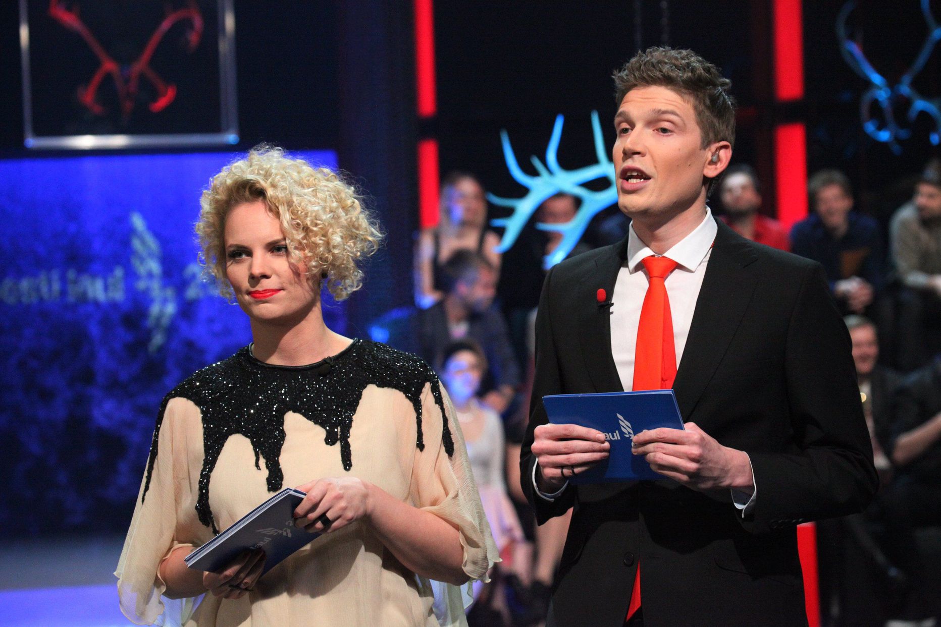 Eesti Laul 2014 teine poolfinaal - lava ees ja lavataga. Saatejuhid Helen Sürje ja Henrik Kalmet