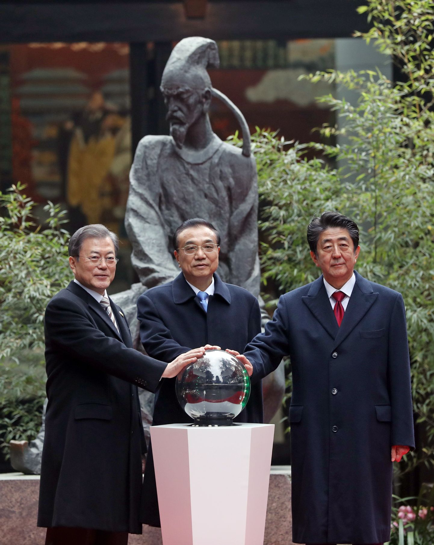 Lõuna-Korea president Moon Jae-in (vasakul), Hiina peaminister Li Keqiang ja Jaapani peaminister Shinzo Abe teisipäeval kolmepoolsel tippkohtumisel Hiina edelaosas Chengdus.