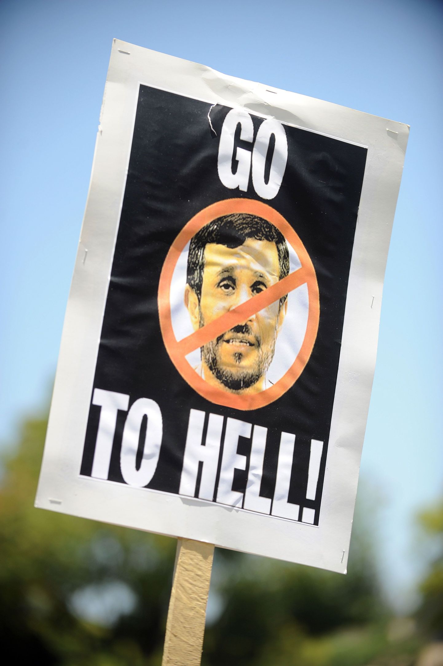 Ahmadinejadi vastaseid on ka Iraanis, pildil plakat meeleavalduselt.