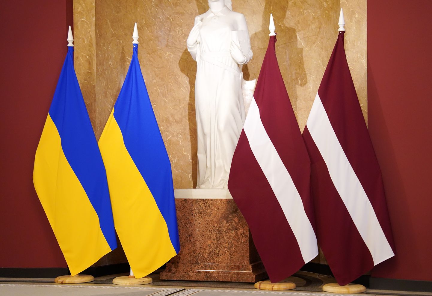Latvijas un Ukrainas karogi Ministru kabinetā.