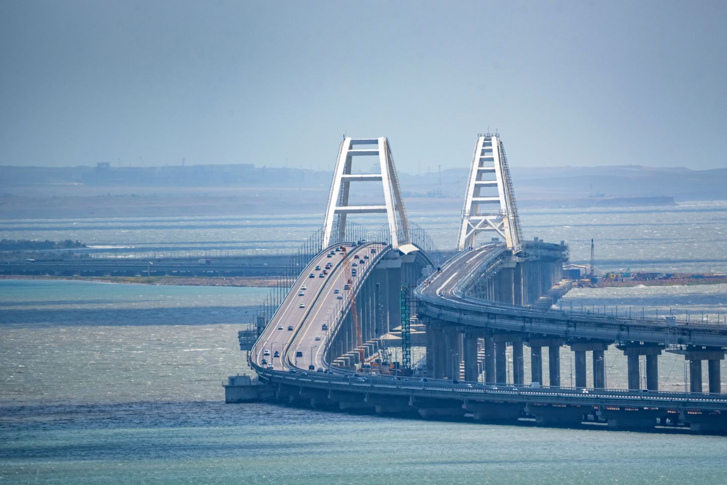 Krimas tilts pār Kerčas šaurumu.