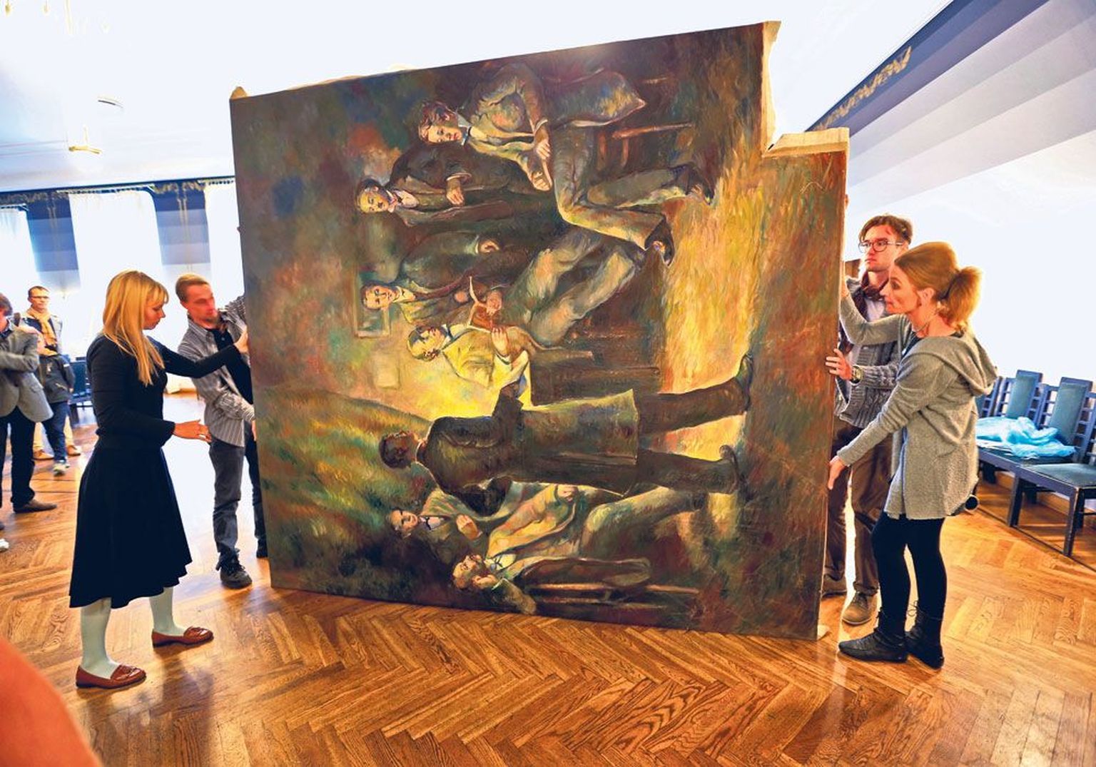 Restaureeritud maali kinnitasid huviliste ees alusraamile Johanna Lamp (vasakult), Taavi Tiidor, Mihhail Staško ja Hilkka Hiiop.