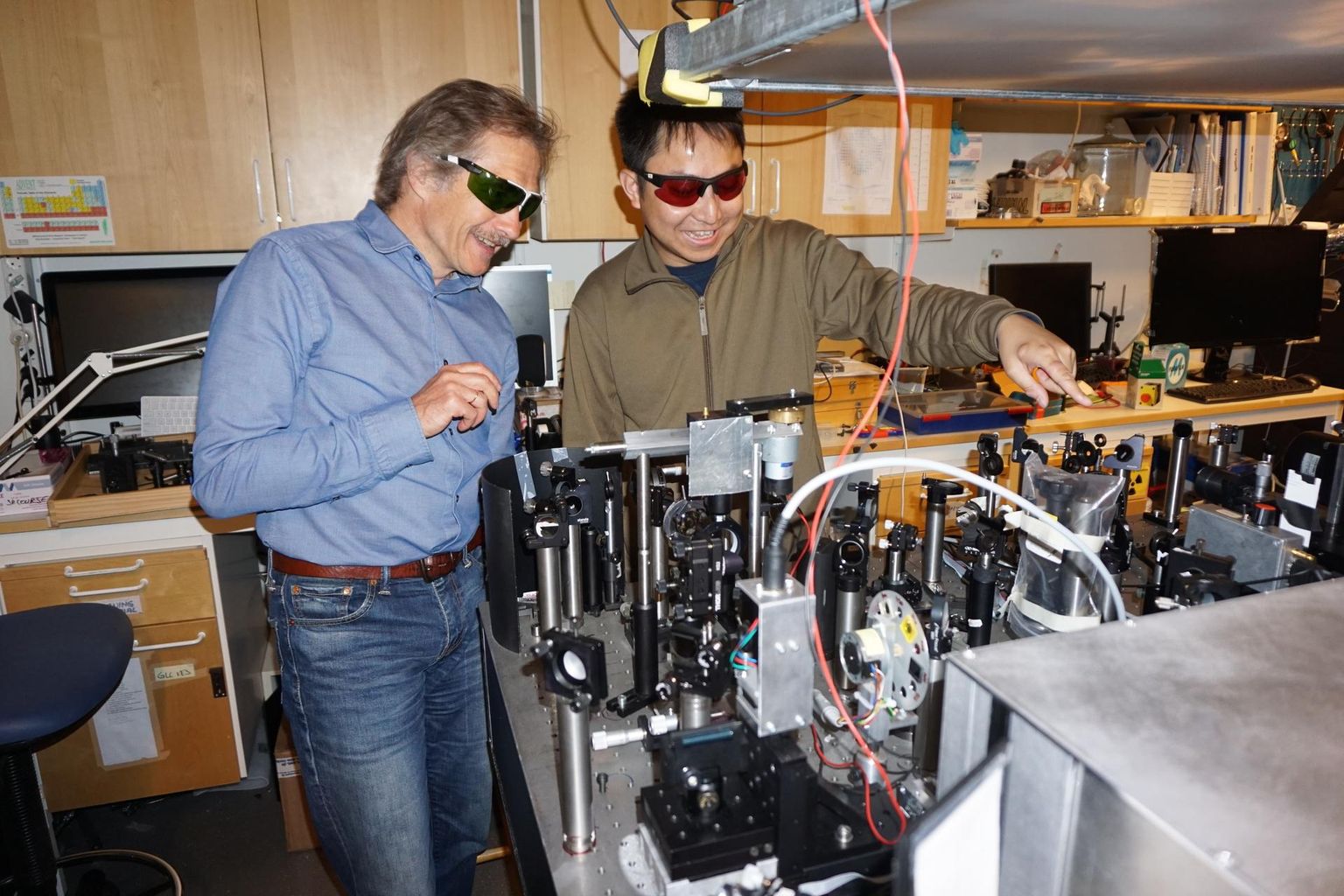 Tönu Pullerits ja Kaibo Zheng Lundi ülikoolist laserspektroskoobi juures.